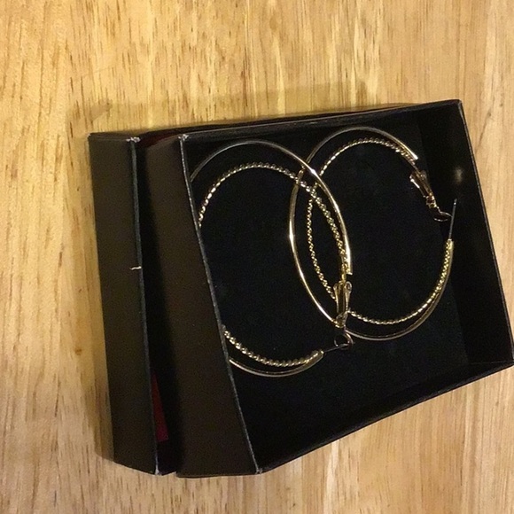 Cute hoop, earrings, gold tone.​​ - Picture 1 of 1